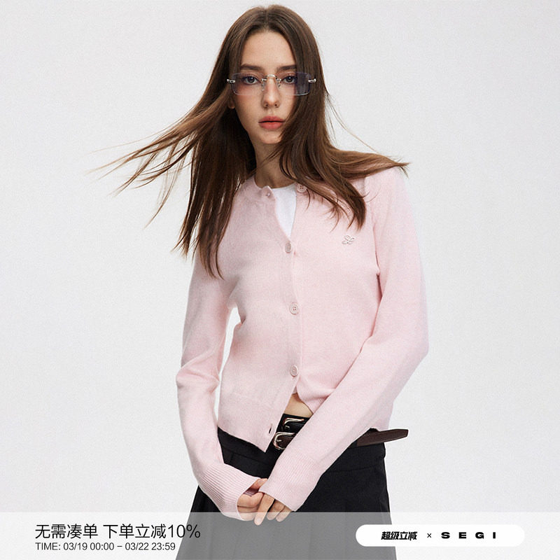 SEGI原创设计新款金属logo基础纽扣针织开衫女粉红色毛衣外搭上衣