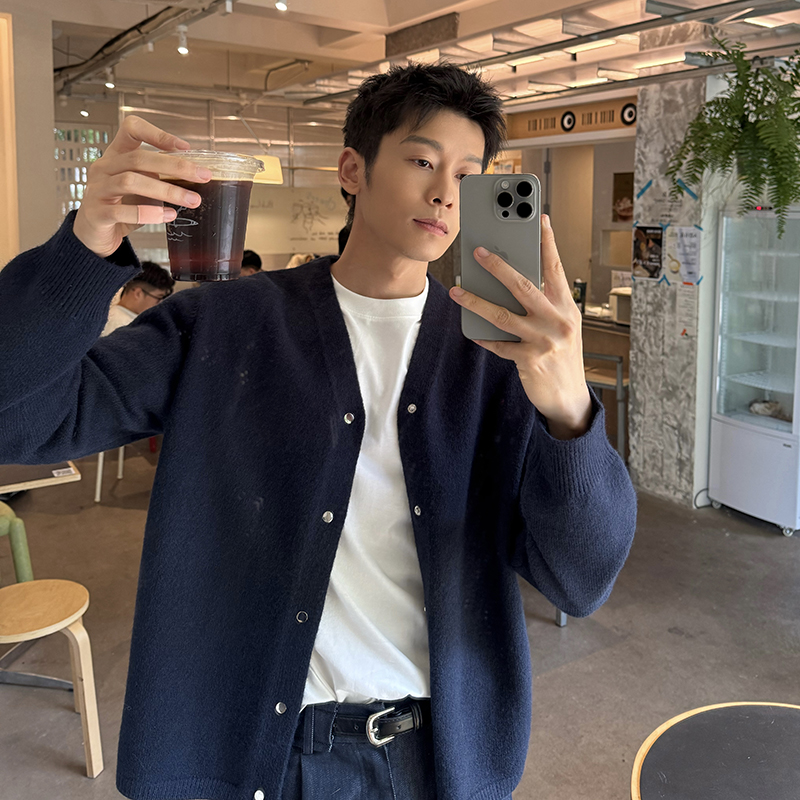 马克斯星球柔软轻薄单排扣毛衣