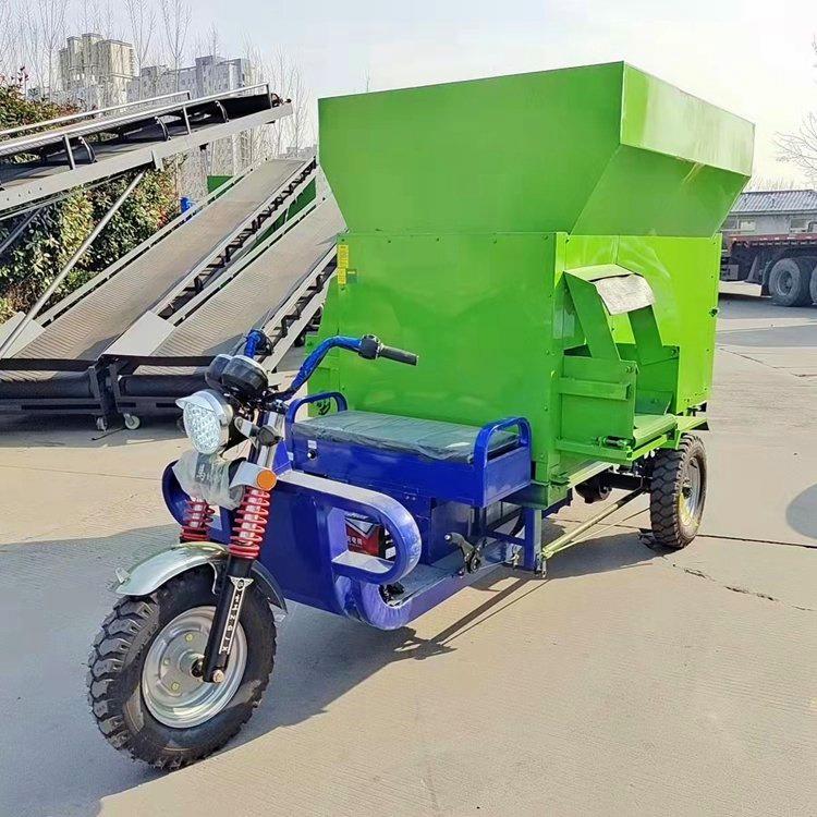 成德双侧草电动撒草牛羊自动喂撒料车牛动场电QJT车撒料车