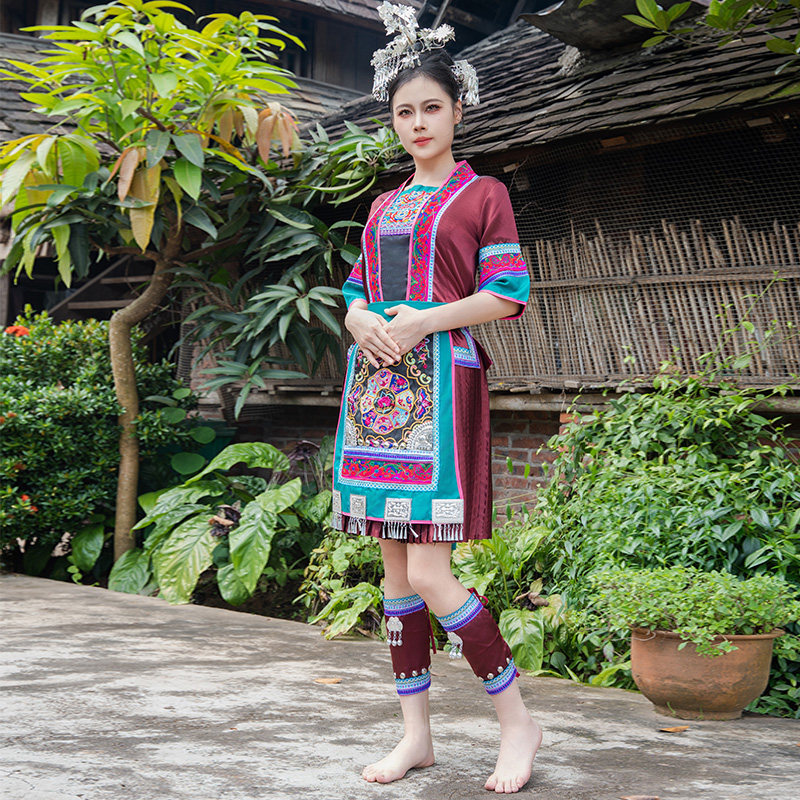 新款侗族民族服装短款百褶裙套装苗族瑶族舞蹈服成人女刺绣演出服