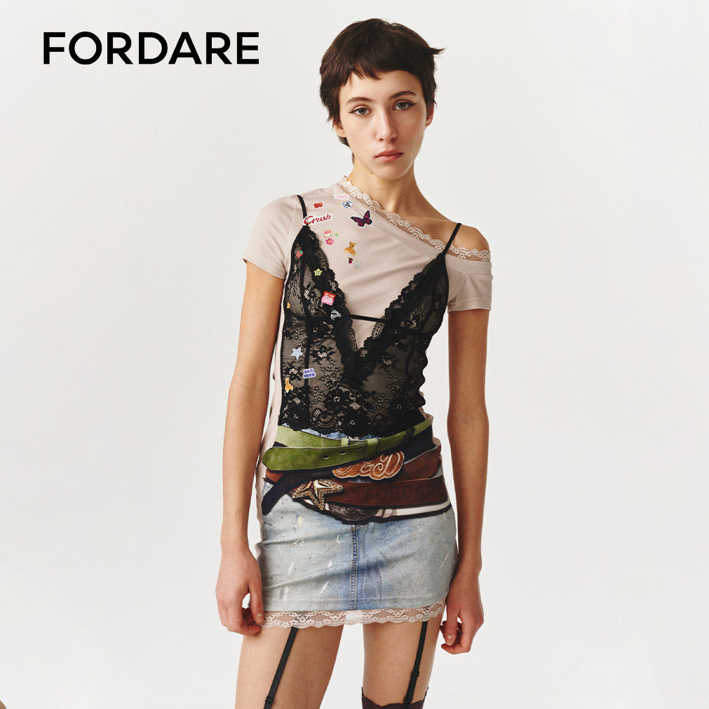 FORDARE/福蝶26春夏小贴纸蕾丝腰带3D感印花斜肩连衣裙
