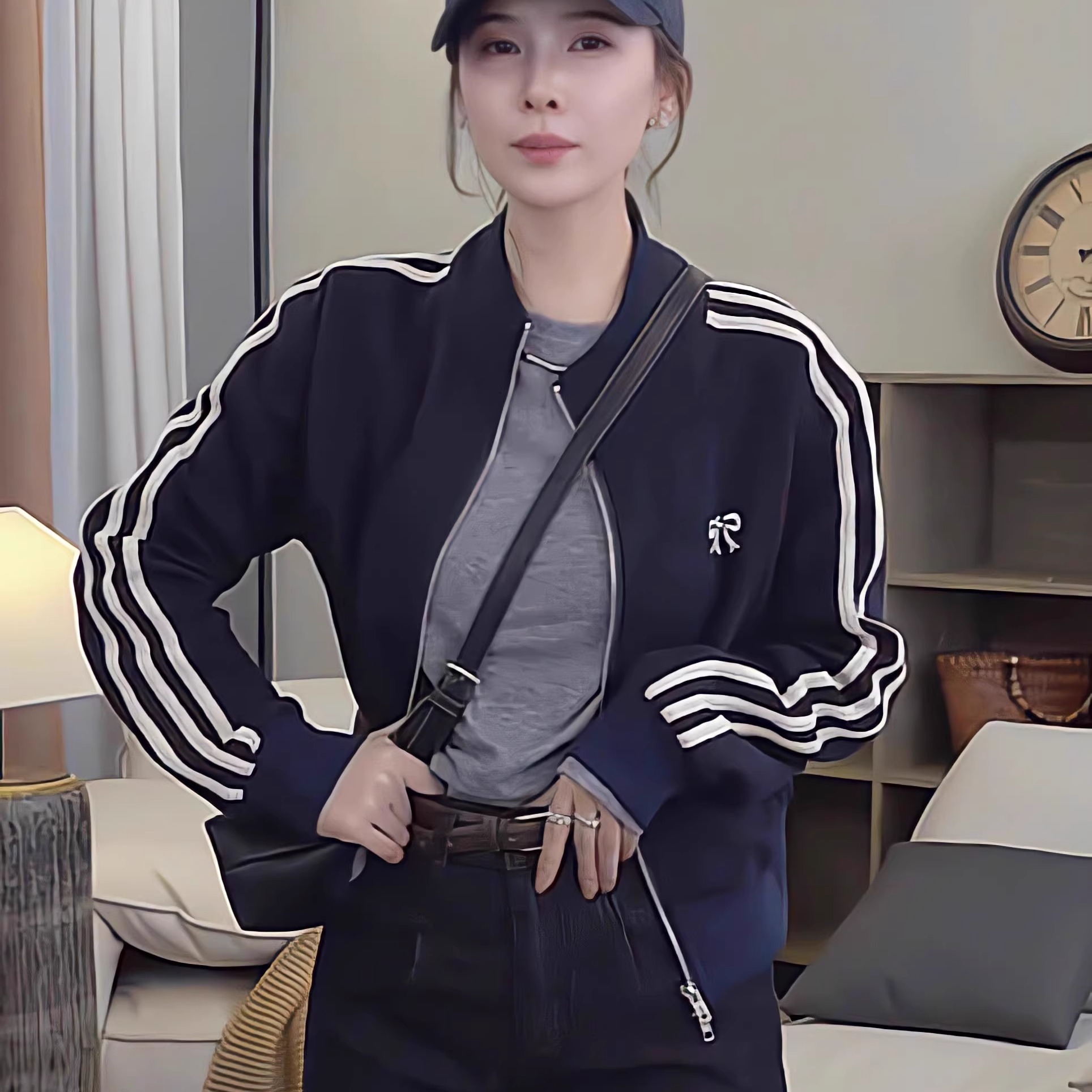 韩系休闲三条杠刺绣卫衣短款外套女2025新款立领拉链显瘦夹克上衣