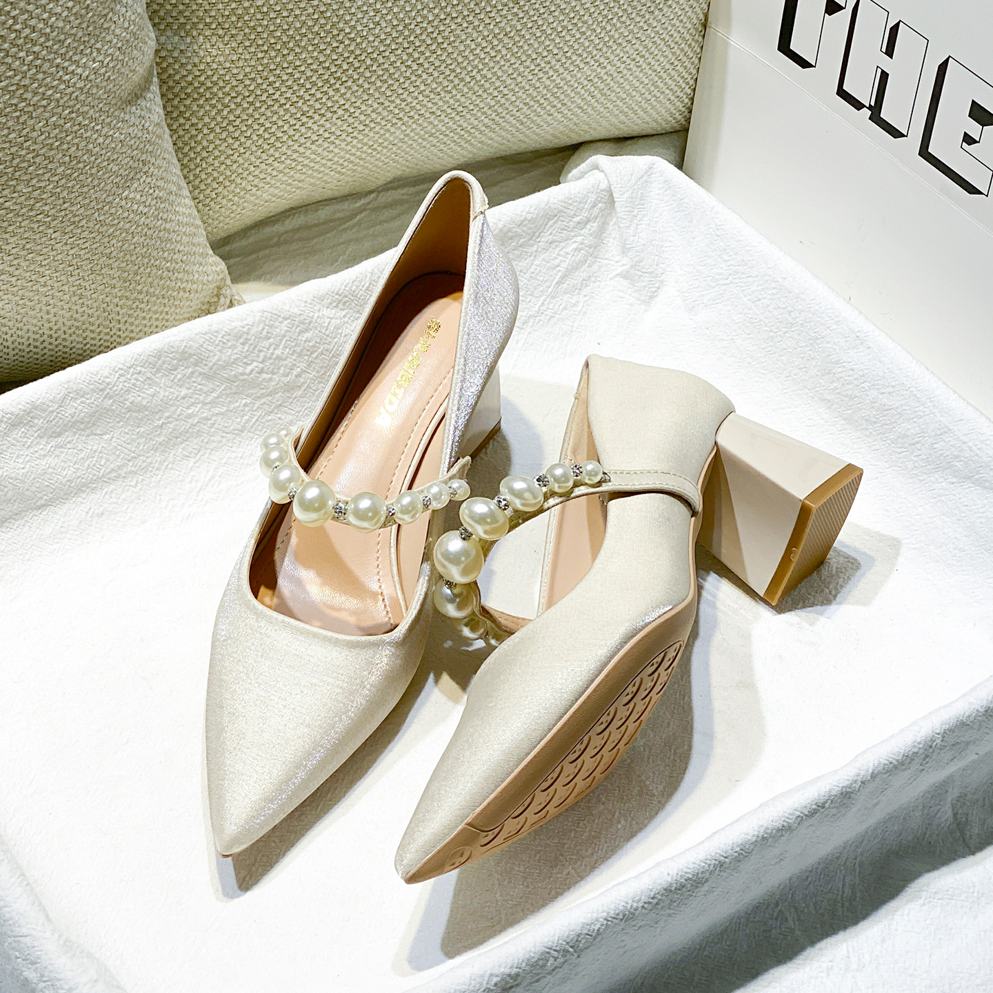 法式真皮尖头高跟鞋女2025秋冬新款气质一字扣带粗跟玛丽珍单鞋女