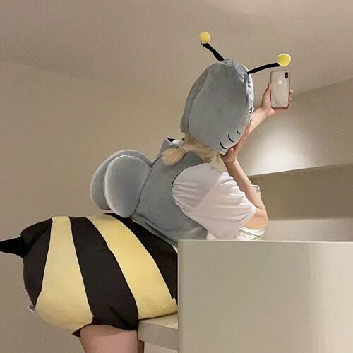 蜜蜂人偶服鲨鱼可穿戴网红玩具