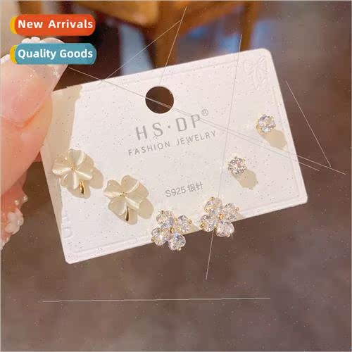 Small delicate four-leaf flower combination set stud earring
