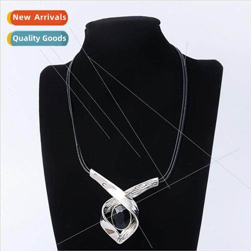 New atmospheric Europe necklace ladies alloy geometric short