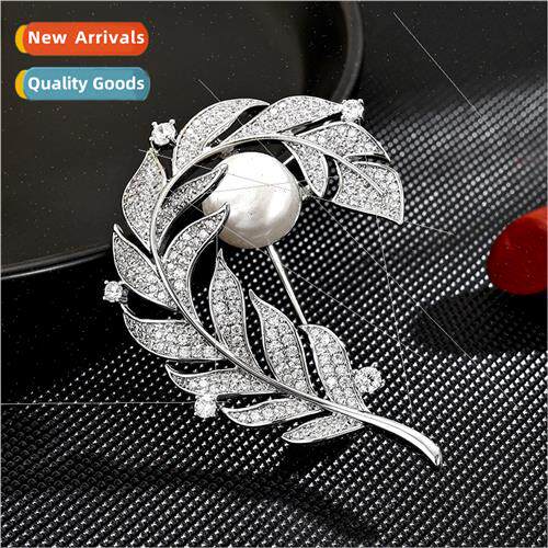 Classic understated feather brooch upscale versatile delicat
