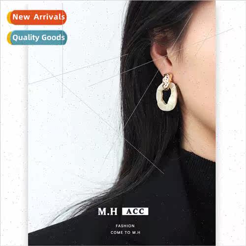 Milky whe resin circle silver needle earrings niche new Chin