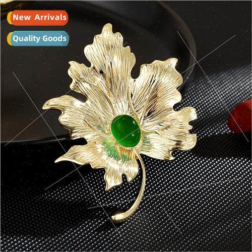 New high-grade green agate maple leaf brooch su coat pin cor