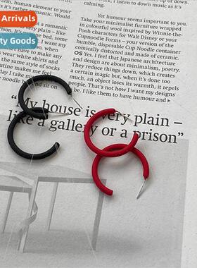 2022 Autumn winter new simple red black C word earrings retr
