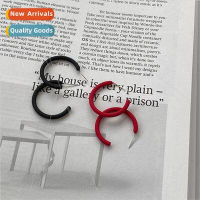 2022 Autumn winter new simple red black C word earrings retr