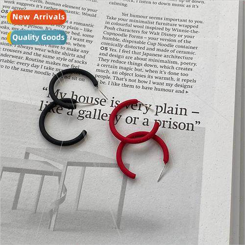 2022 Autumn winter new simple red black C word earrings retr