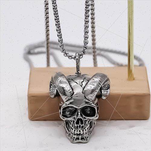 Europe stainless steel necklace Chao men punk skull pendant