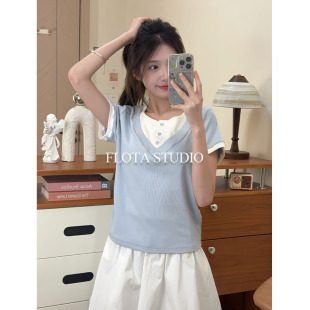T恤女直筒纽扣小众百搭上衣 浅蓝小清新V字假两件短袖 flota