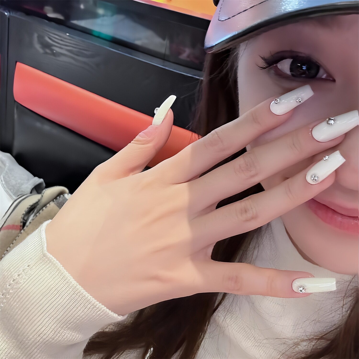 奶白色堆钻穿戴甲显白手工美甲