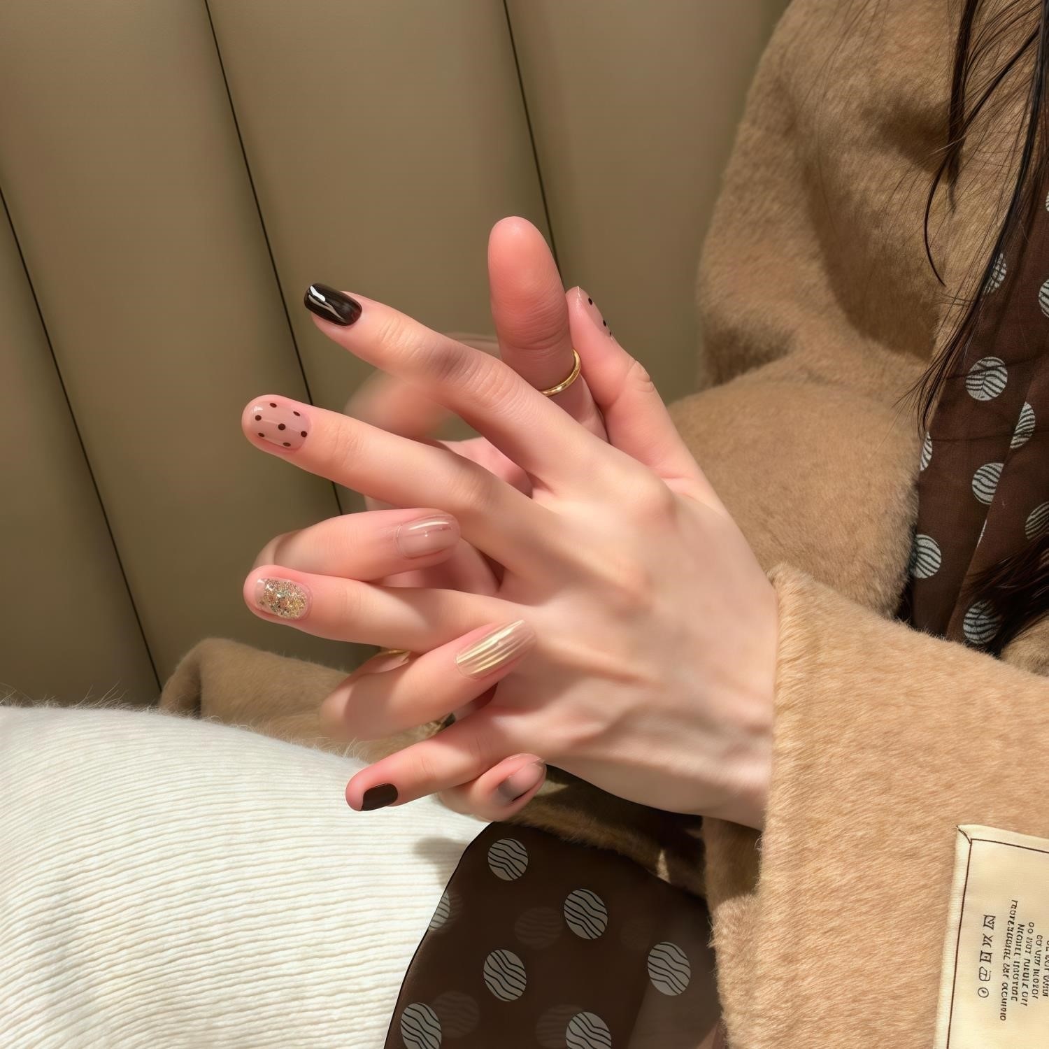 新款美拉德闪钻手工穿戴甲短款复古可爱波点魔镜粉法式显白美甲贴