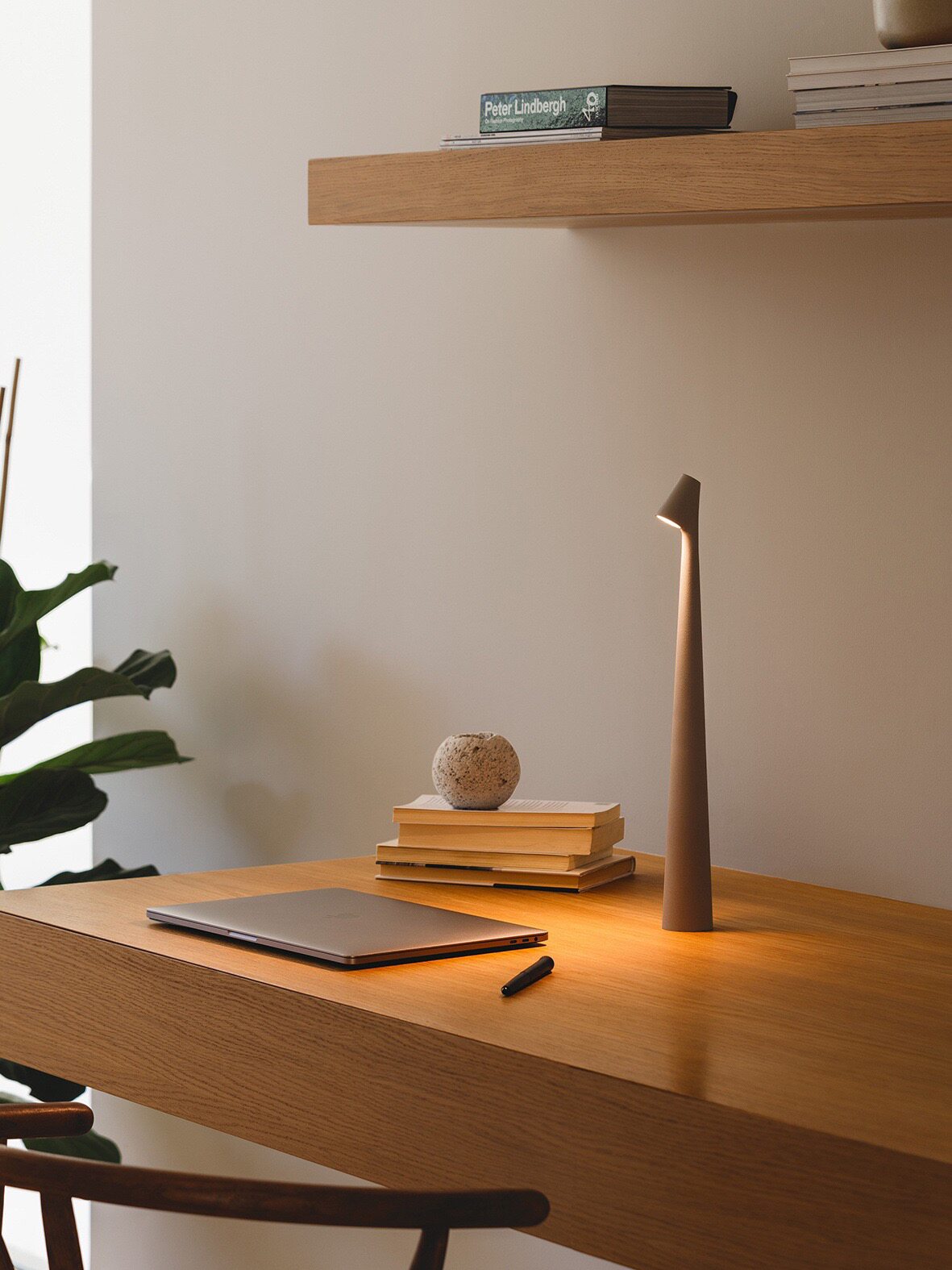 桌面台灯俯视造型立设计师装饰灯充电台灯氛围灯杆卧室床头灯轻奢