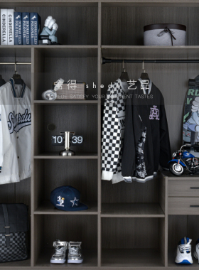 样板间儿童房衣帽间衣柜男孩运动风软装饰品衣服帽子滑板摆件组合