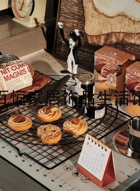 复古样板间厨房棕烘焙主题仿真曲奇饼干台历面包软装饰品组合摆件