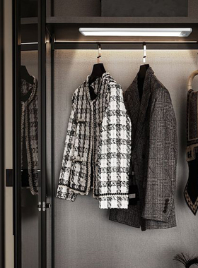 样板房衣帽间梳妆台大牌小香风衣服首饰包包软装饰品组合摆件套装