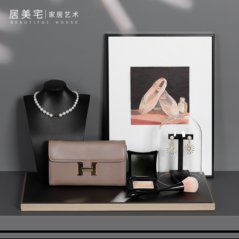 现代样板房衣柜衣帽间摆件软装样板间梳妆台包包粉化妆刷耳环项链