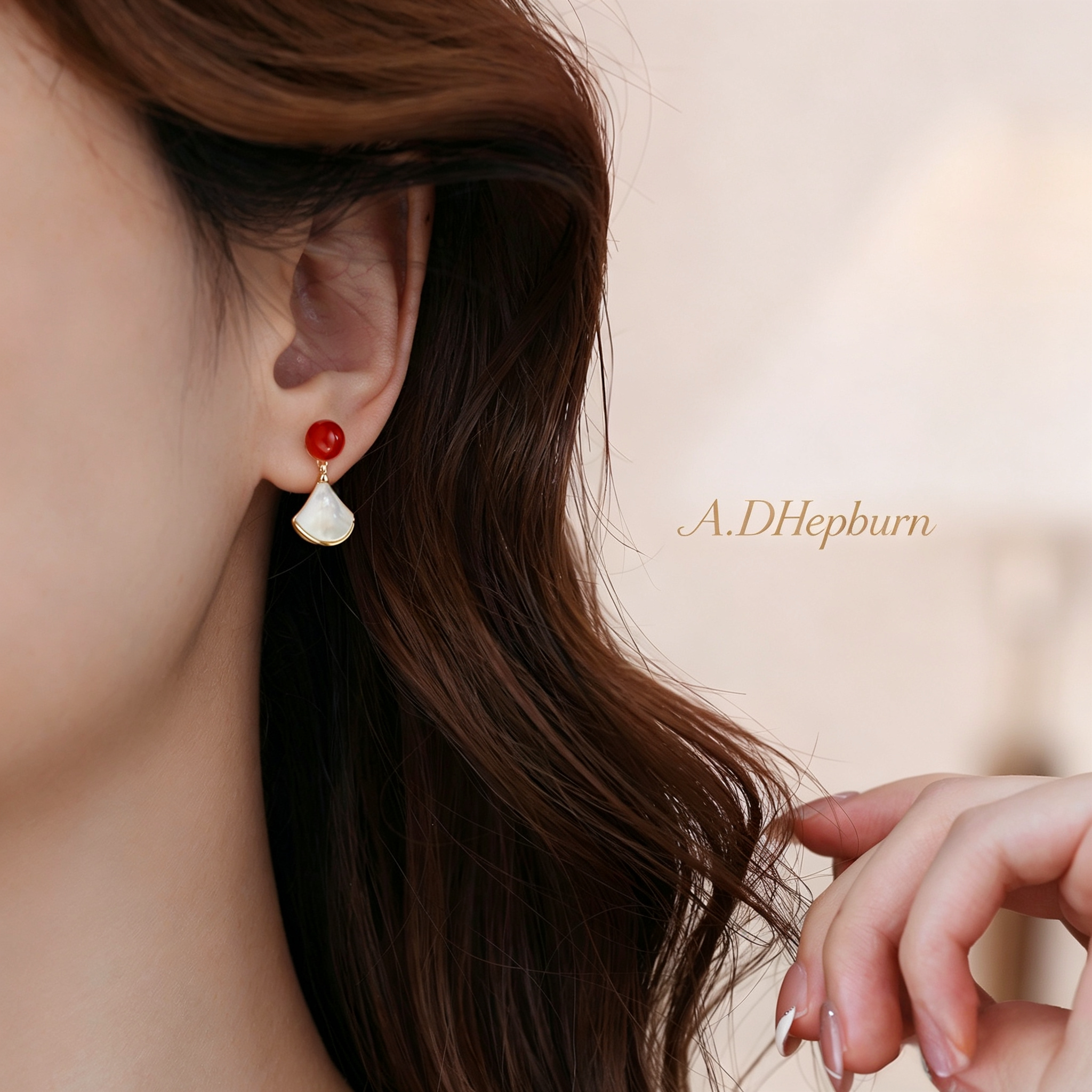 A.DHepburn珍珠母贝扇子耳钉轻奢