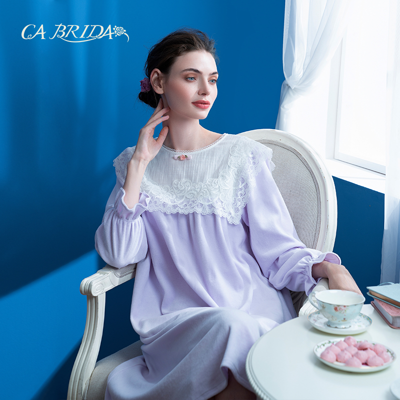 CA BRIDA/嘉德丽亚棉绒睡裙女冬新品长袖复古风蕾丝拼接918C1