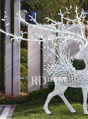 大型户外不锈钢镜面梅花鹿雕塑定制房地产金属镂空几何母子鹿摆件