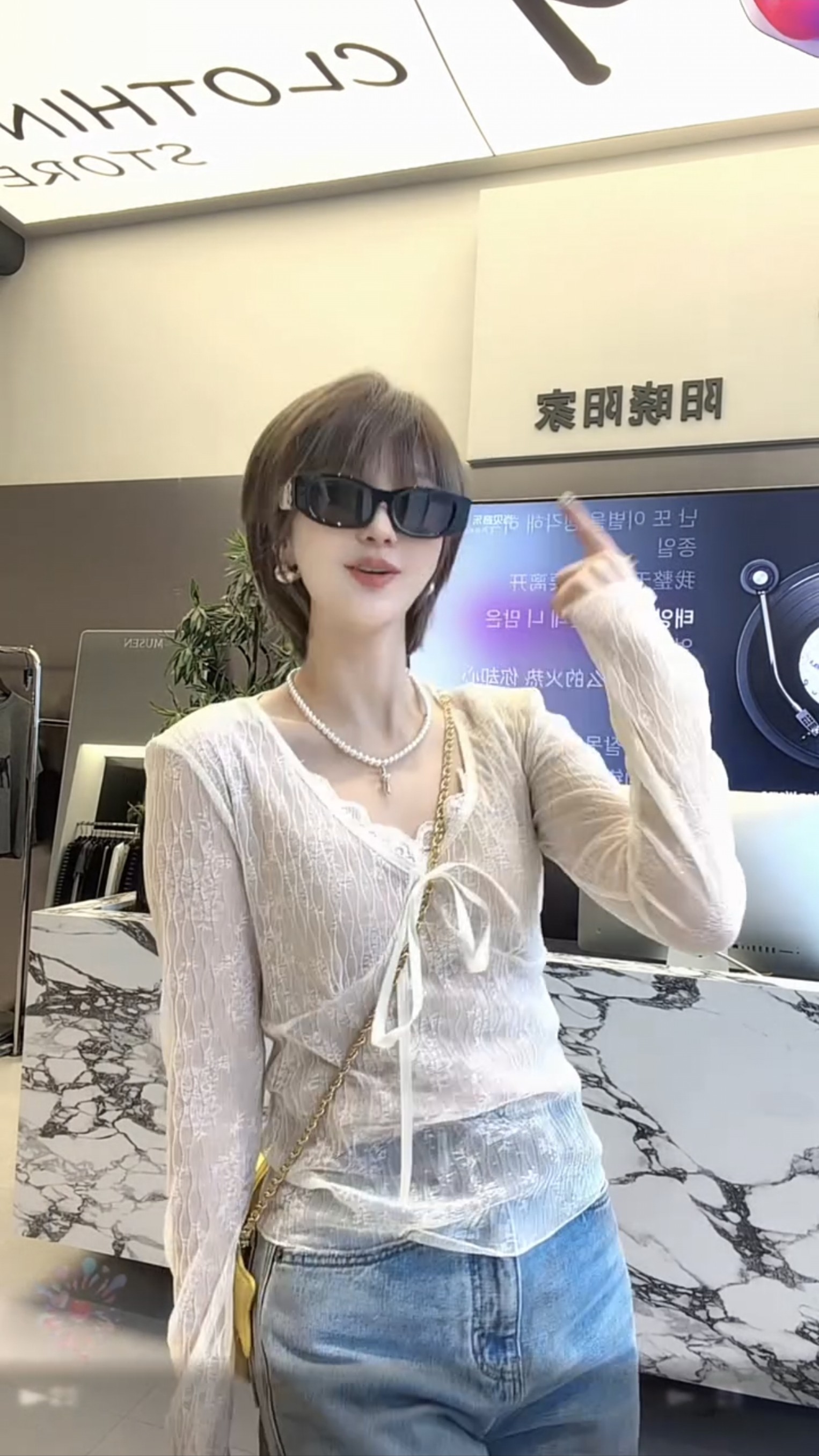 2026春秋韩版时尚温柔百搭V领蕾丝衫长袖T恤女修身显瘦打底上衣潮