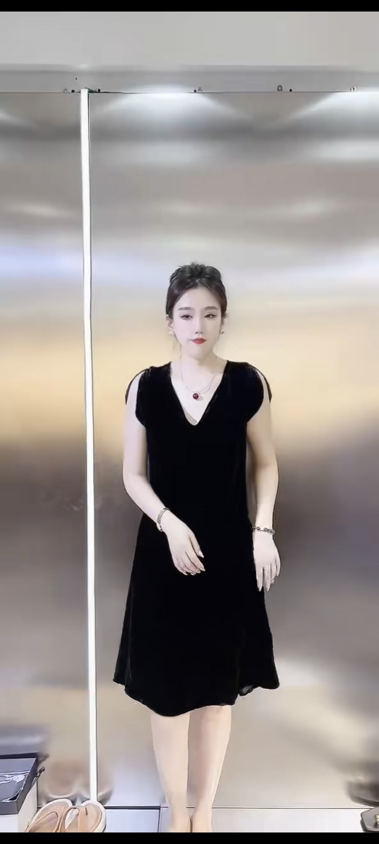 2025夏新款欧货时尚V领花瓣袖丝绒连衣裙女收腰显瘦气质小黑裙潮