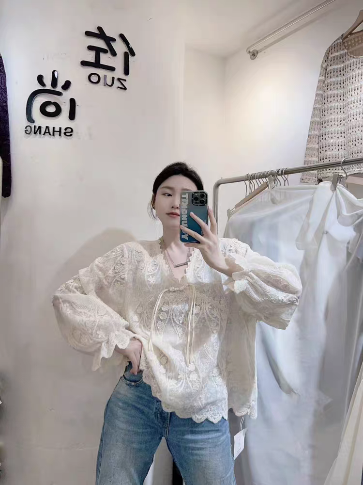 欧货女装V领流苏扣长袖蕾丝小衫法式小众设计气名媛风喇叭袖上衣