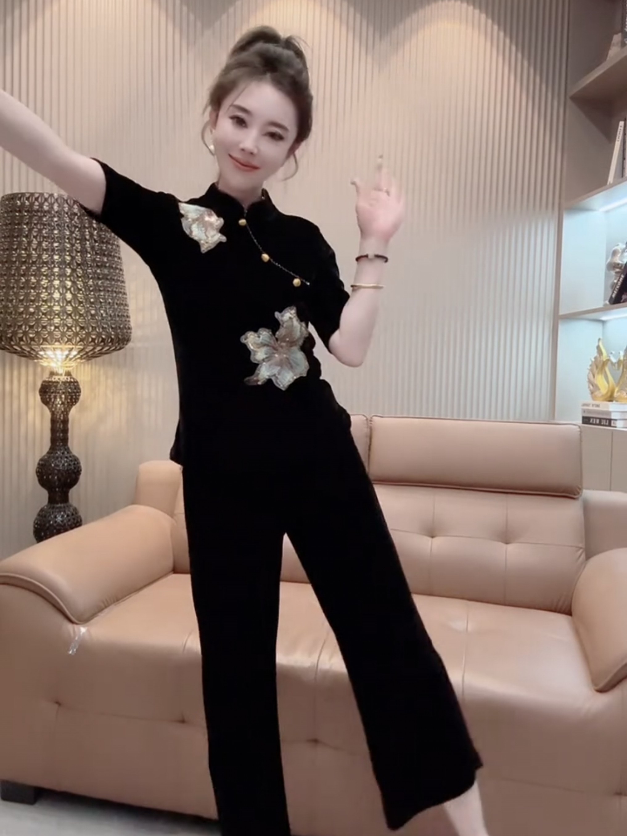 新中式文艺范串珠花朵立领气质黑色丝绒上衣女早秋修身时尚打底衫
