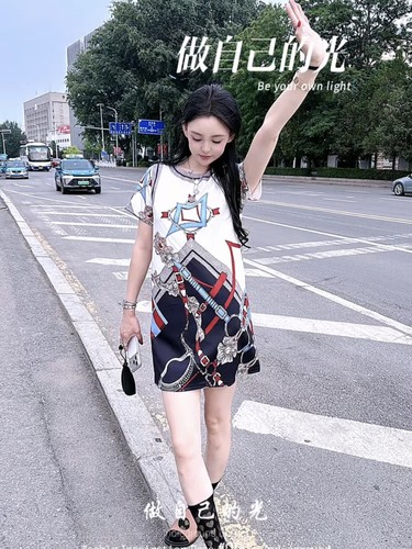 时候复古无袖印花天丝连衣裙女26夏季新款时髦洋气减龄休闲背心裙