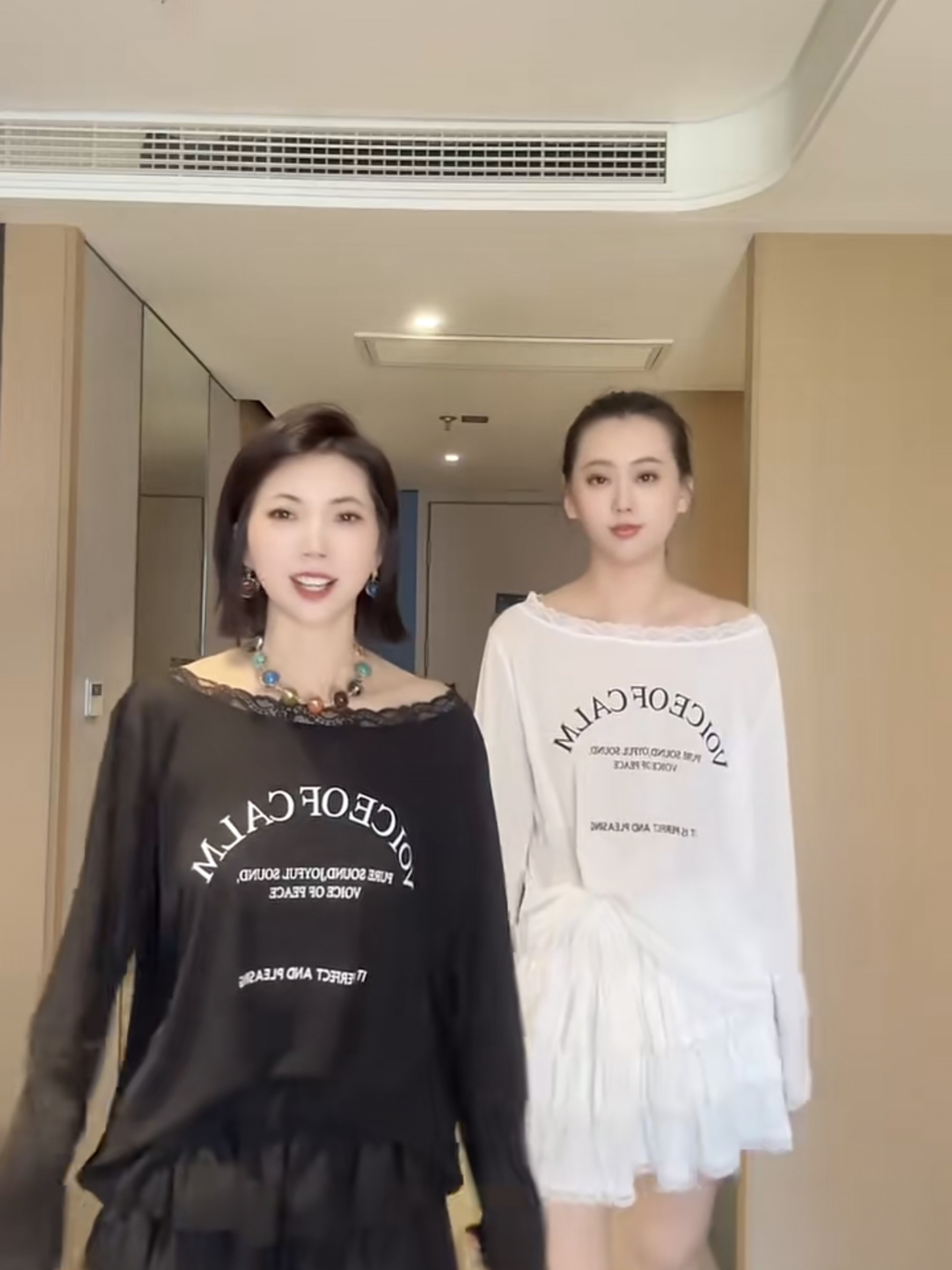 欧货超好看丝滑清凉一夏一字肩防晒空调衫T恤女字母蕾丝花边上衣