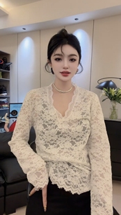 2025秋冬新款韩版气质V领蕾丝镂空百搭宽松上衣女打底衫皮草内搭