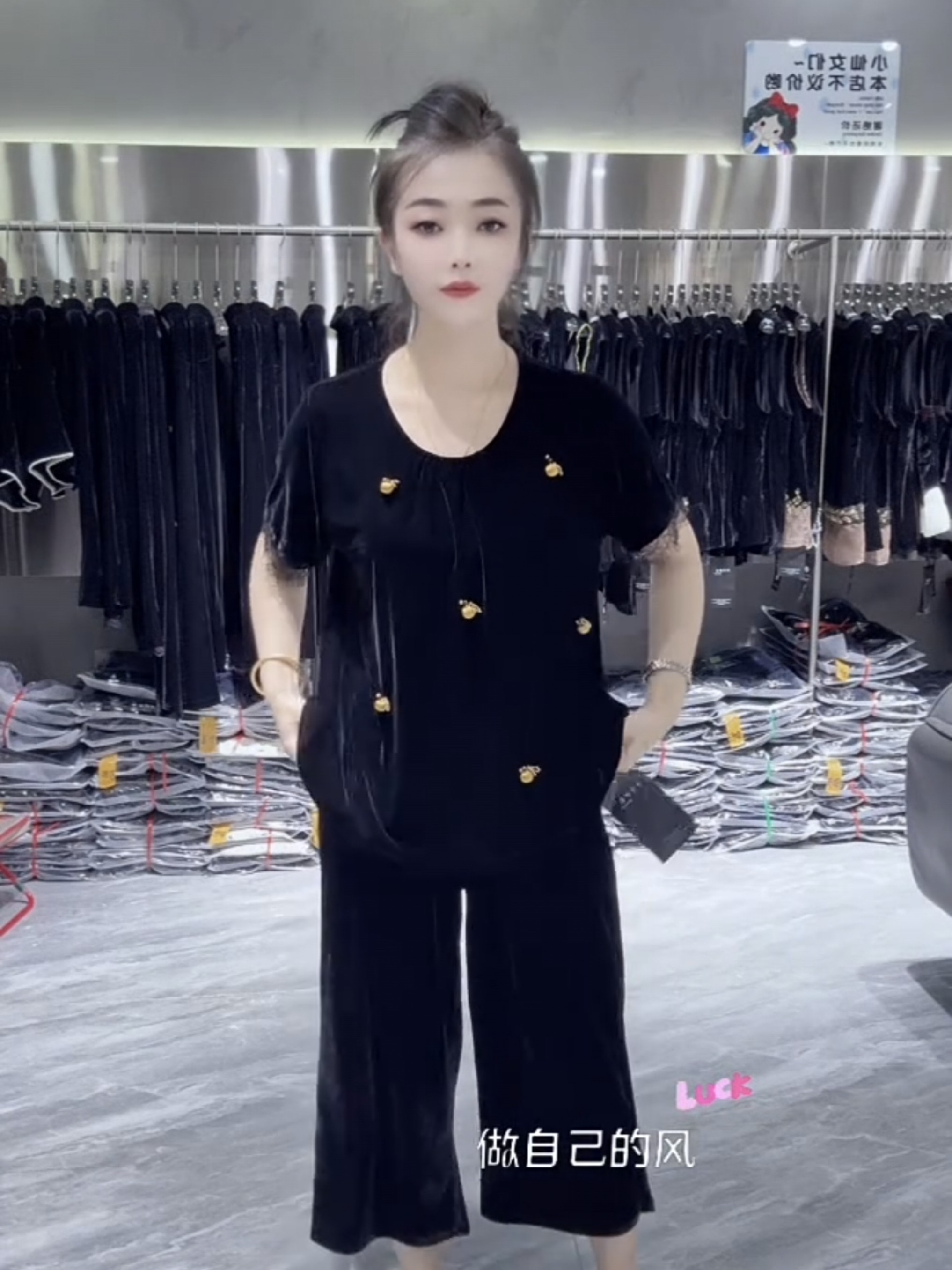 2026早秋款法式时尚圆领花朵气质丝绒蕾丝短袖上衣女宽松舒打底衫