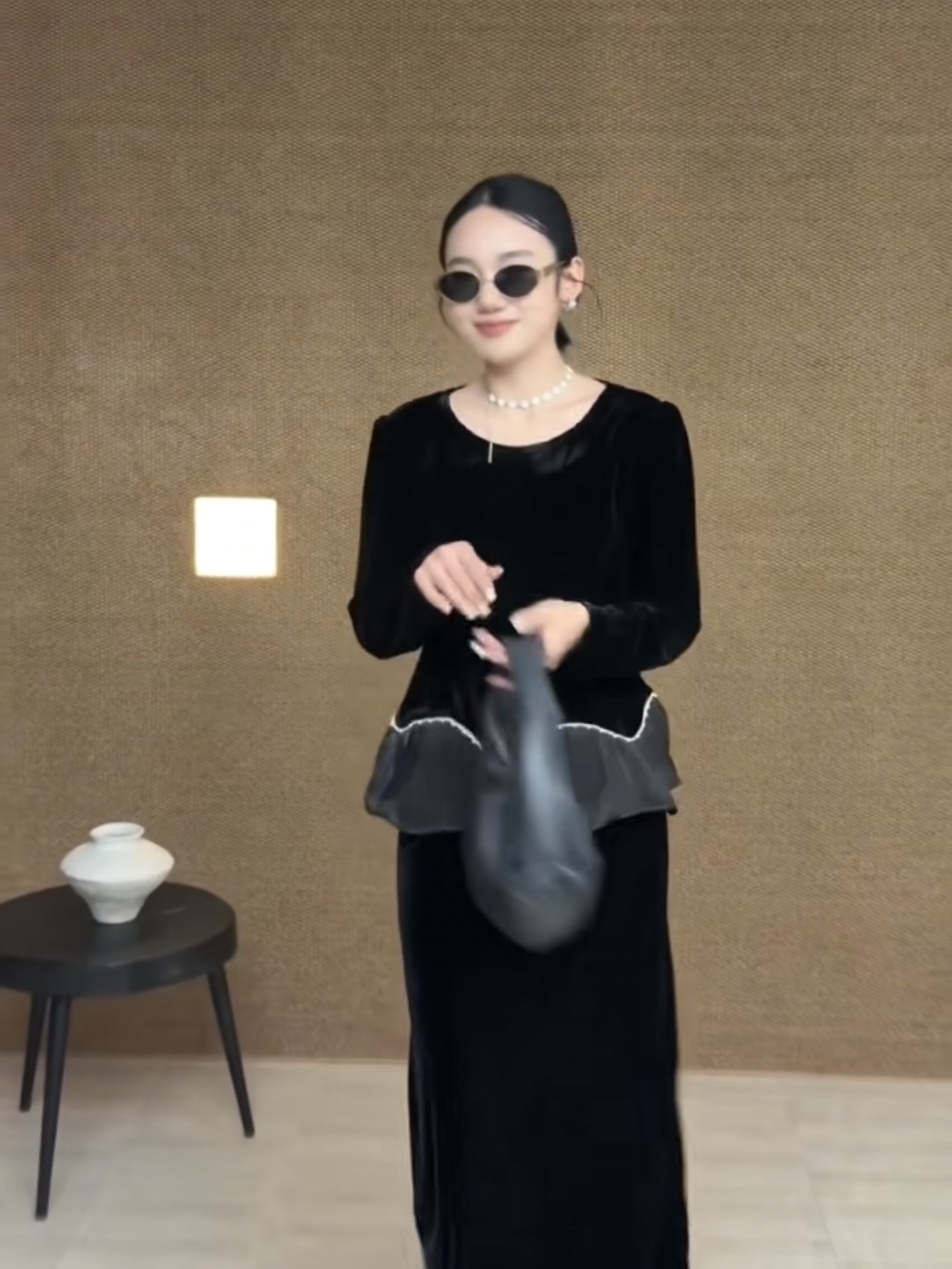 轻奢时尚黑色法式丝绒上衣女荷叶边长拼接袖圆领宽松钉珠打底衫女