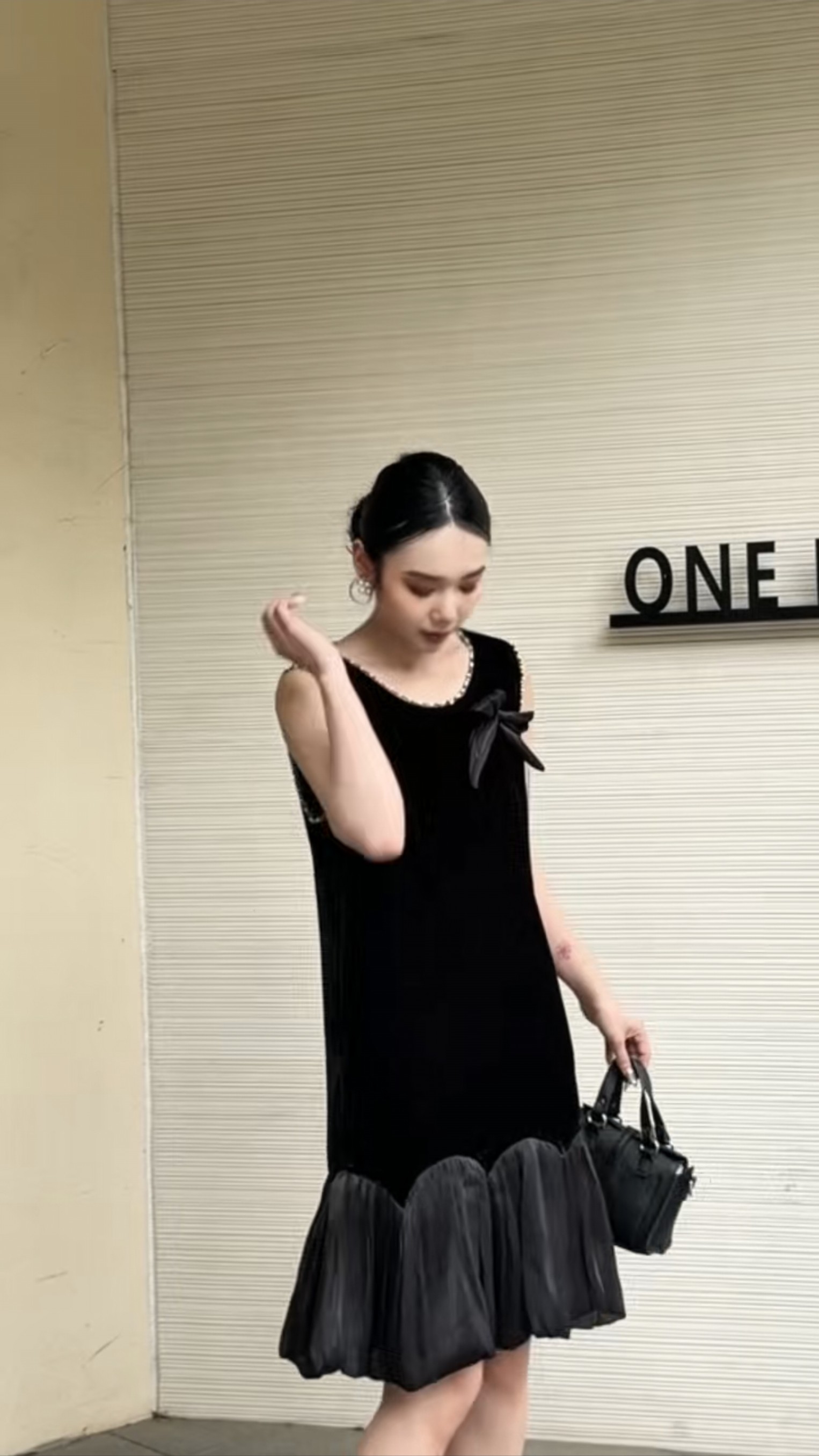 法式无袖钉珠拼接丝绒连衣裙女高级何叶边蝴蝶结气质显瘦背心裙夏