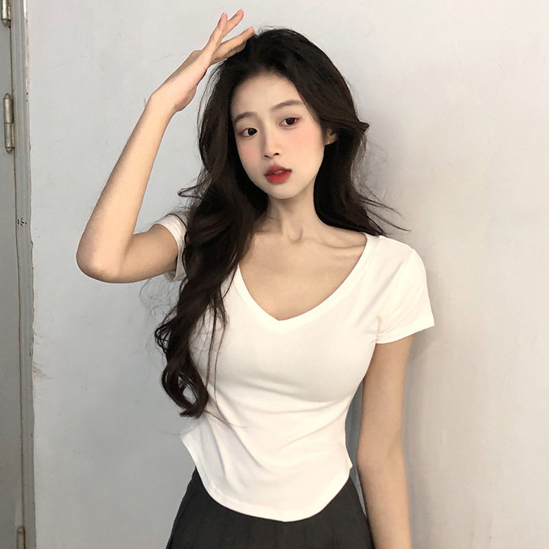 纯欲风V领短袖T恤女夏季2022新款修身显瘦辣妹短款不规则打底上衣