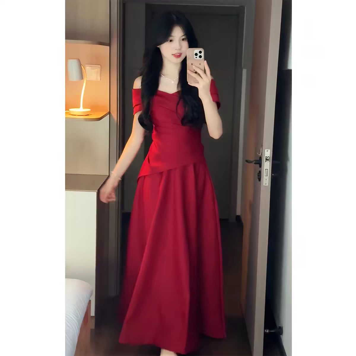 法式红色一字肩缎面结婚晨袍宴会回门订婚回门显瘦新娘敬酒礼服裙