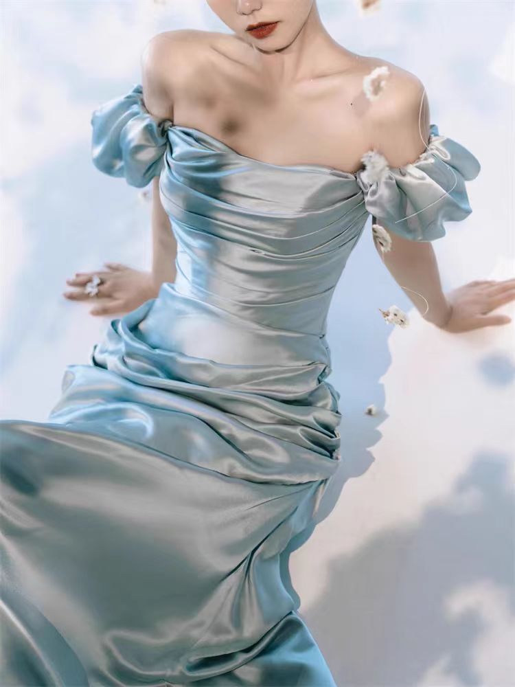 纤缕法式一字肩浅蓝缎面礼服裙