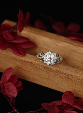 艺升缘珠宝白玫瑰戒指定制S925银一克拉莫桑石女士钻戒原创设计