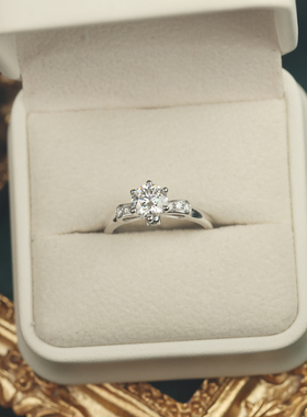 艺升缘珠宝蝴蝶结戒指定制S925银一克拉莫桑石女士钻戒原创设计