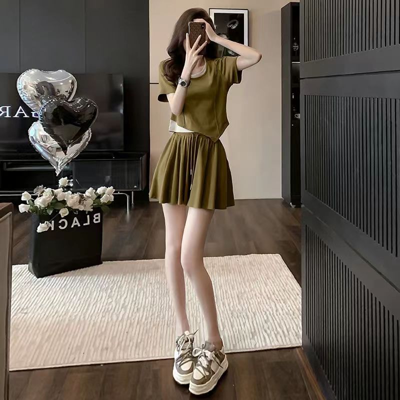盐系穿搭休闲运动套装女2025夏季小个子假两件短袖上衣短裤两件套
