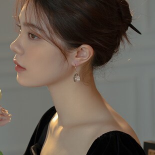 极简小众设计天然白水晶水滴耳勾梦幻通透简约百搭日常高级感耳环