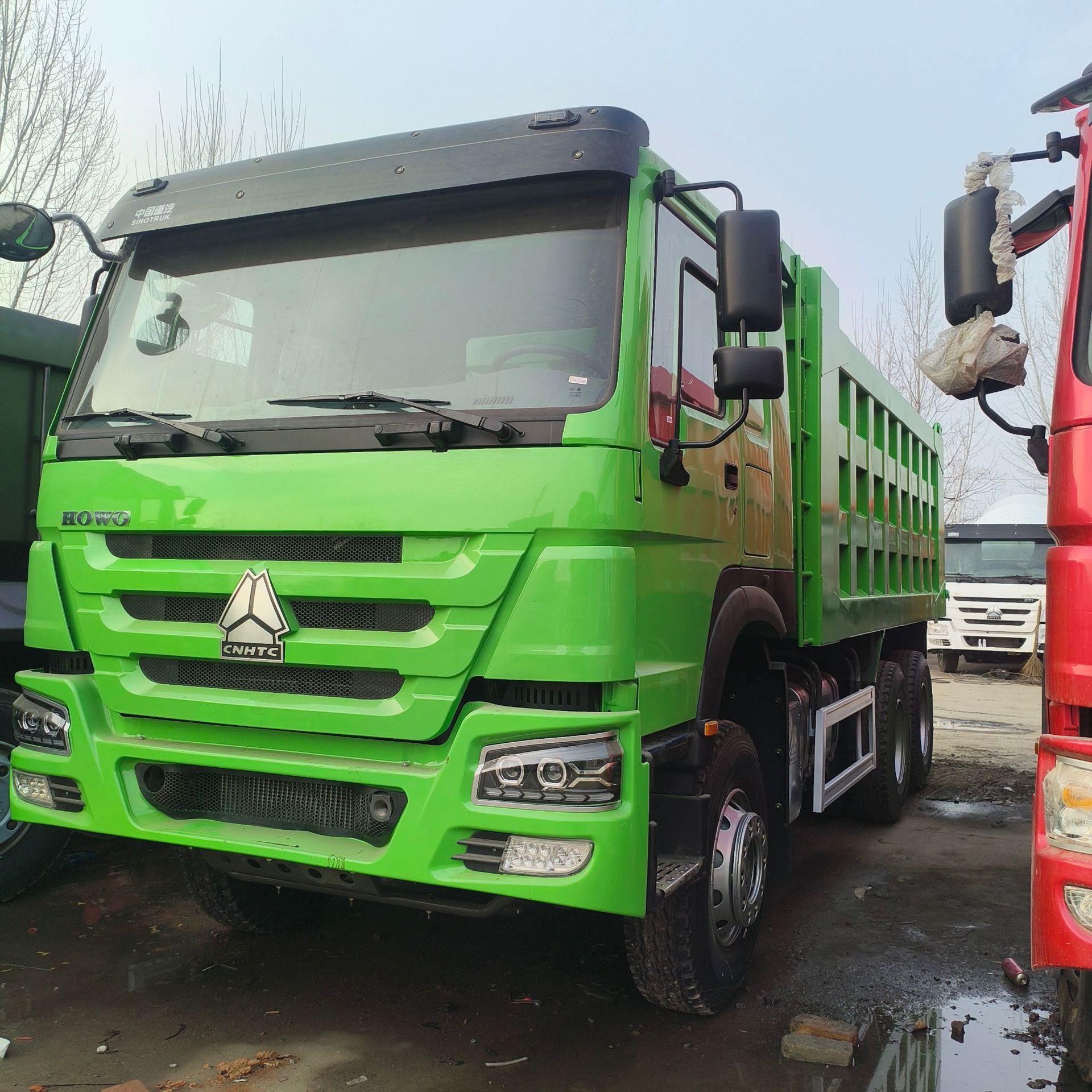 豪沃国三371马力后八轮自卸车