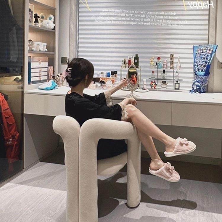 奶油风卧室凳子女生化妆轻奢高级感椅子梳妆台专用梳妆凳美甲久坐