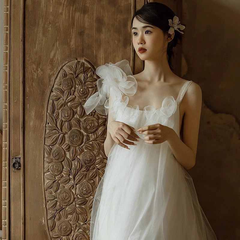 轻婚纱2025订婚礼服裙拍照小个子新款高级吊带小众晨袍女新娘