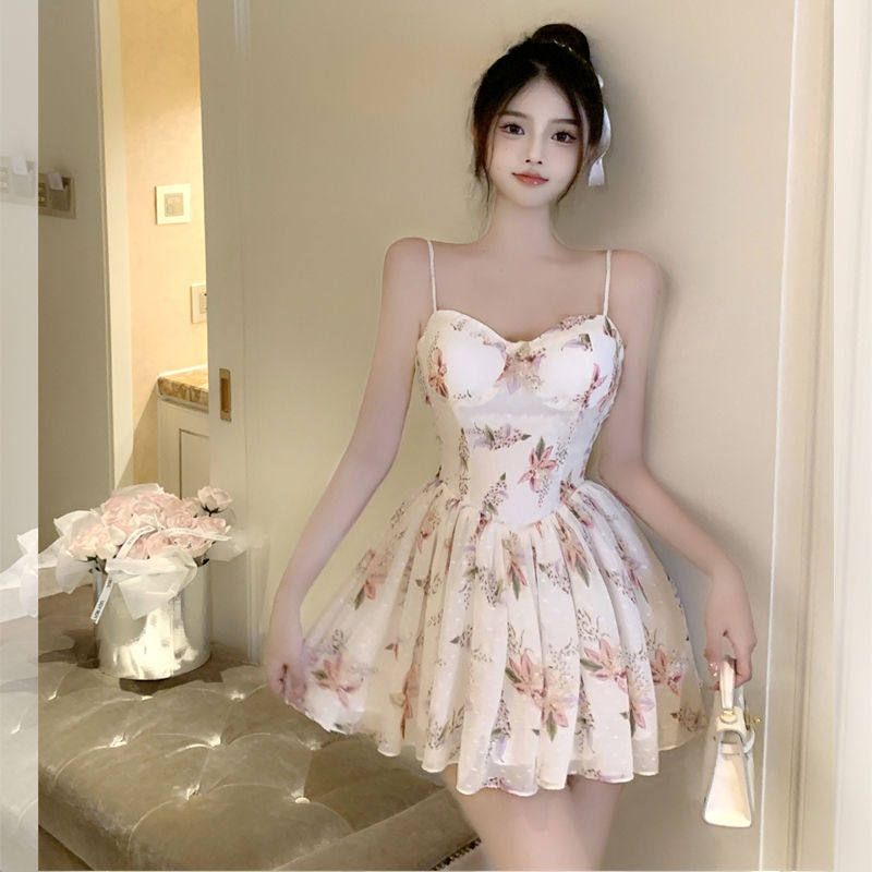 超辣妹流行新款春夏杏花酿法式碎花吊带连衣裙女性感纯欲收腰裙子