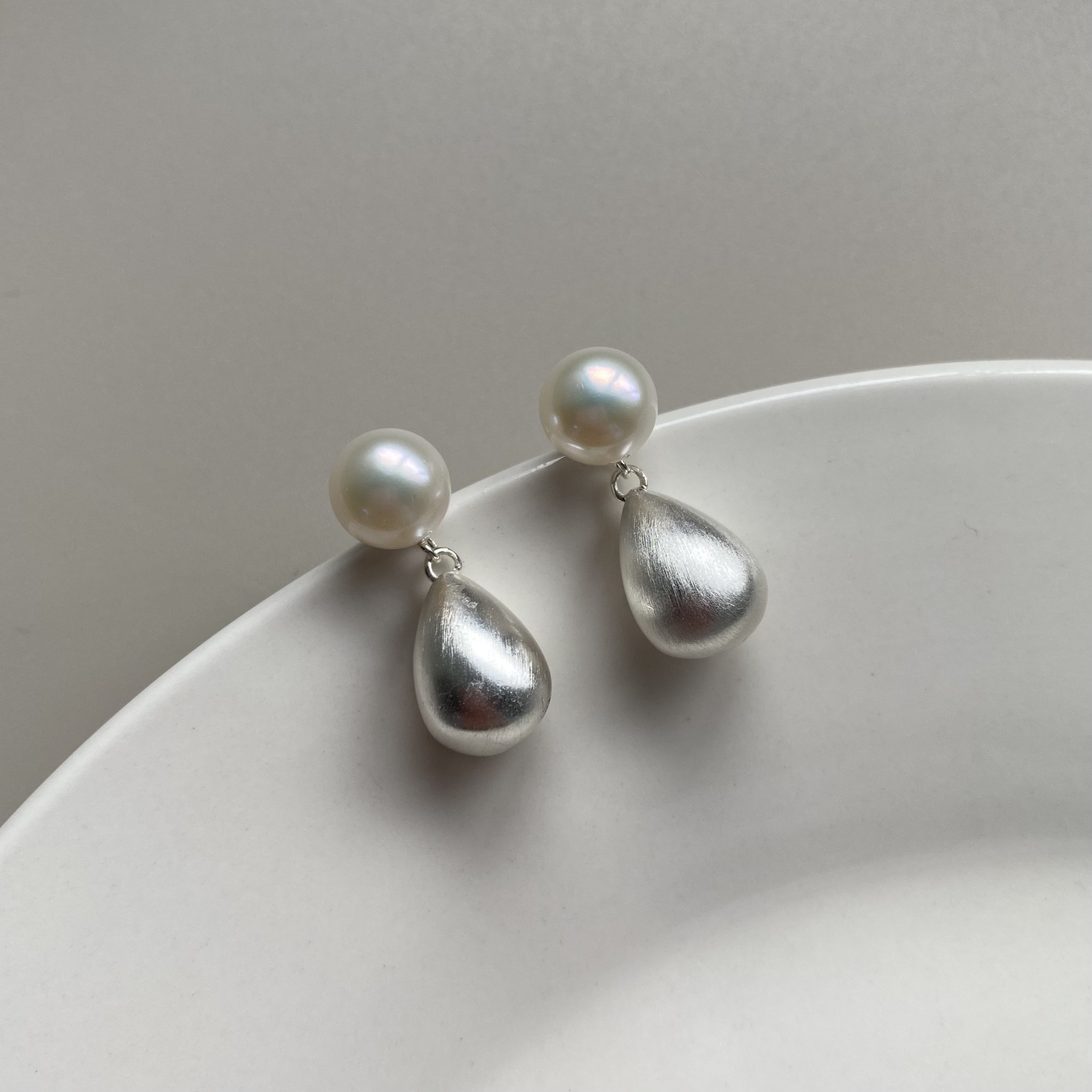 珍氏珠宝天然淡水珍珠耳钉女款 气质金属拉丝水滴独特设计感耳饰